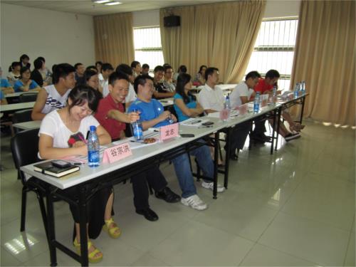 bet体育365官网正规2013年度“一诺天使”奖学金评选会成功召开(1).JPG