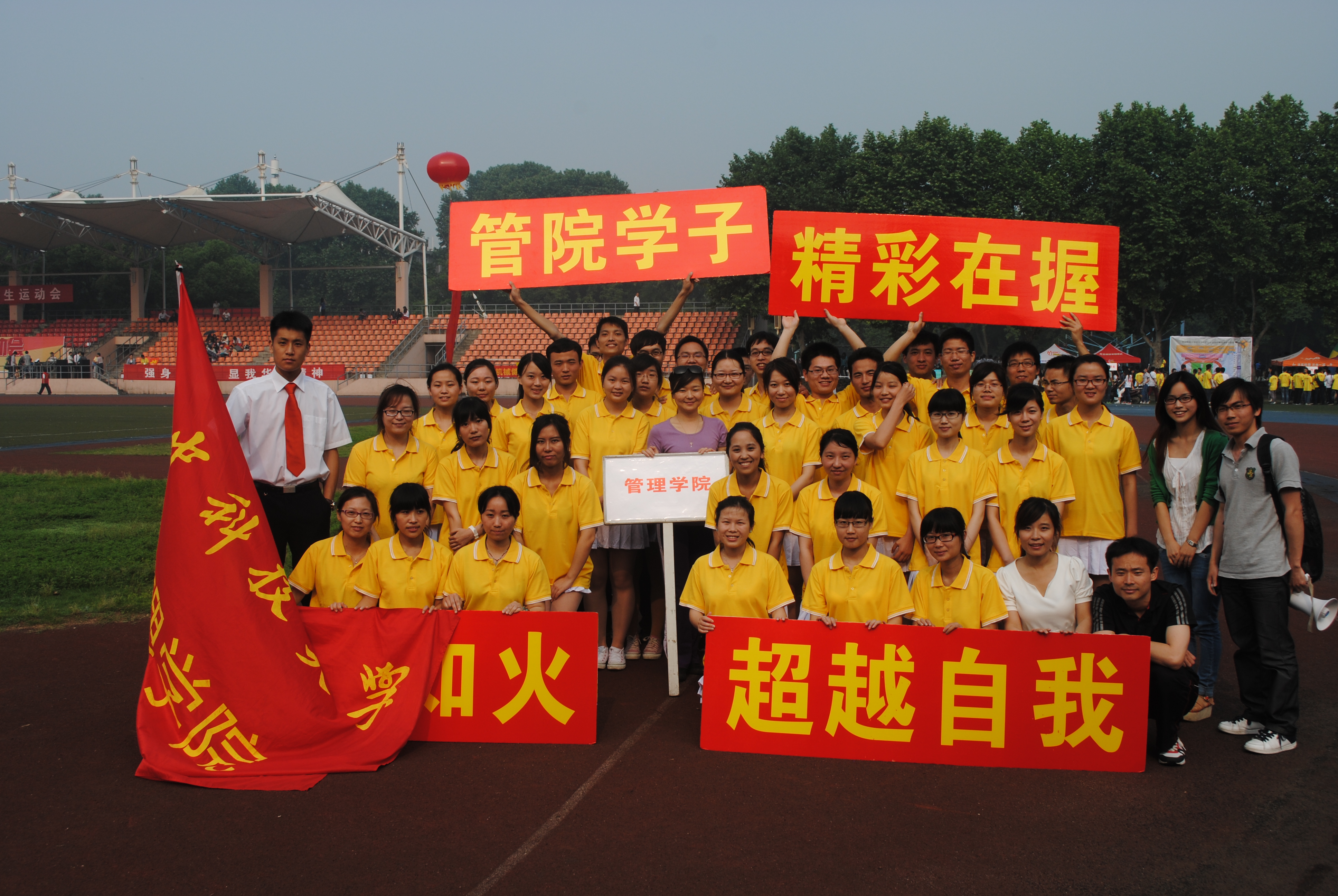 bet体育365官网正规方阵帅哥美女云集.JPG
