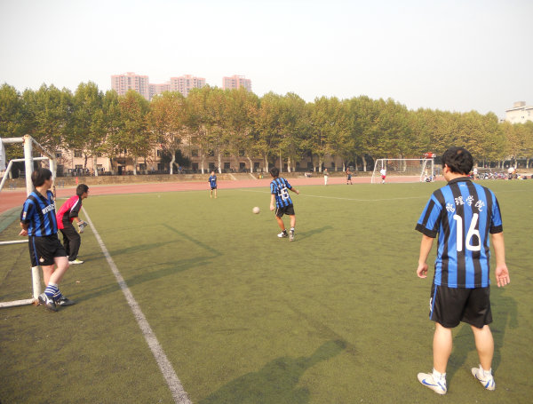 校足球联赛第二场bet体育365官网正规研究生队获胜1.jpg